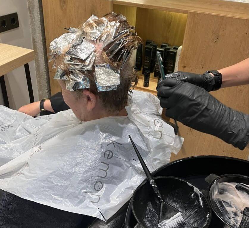 servicio de coloración en peluquería de Ibarra Aramaio